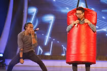 Hotboy “Anh không đòi quà” bị đấm túi bụi