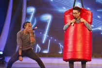 Hotboy “Anh không đòi quà” bị đấm túi bụi