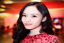 Trương Hồ Phương Nga rạng rỡ đi làm MC