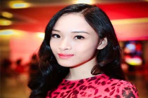 Trương Hồ Phương Nga rạng rỡ đi làm MC