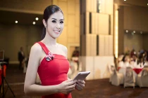 Ngọc Hân bất ngờ trắng bóc với đầm đỏ