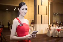 Ngọc Hân bất ngờ trắng bóc với đầm đỏ