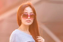 Mai Phương Thúy lại khoe mốt không quần ở phi trường