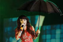 Hồ Quỳnh Hương hát dưới mưa