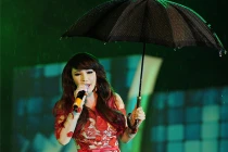 Hồ Quỳnh Hương hát dưới mưa