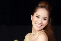 Khánh Thi lộng lẫy với nơ bướm khủng