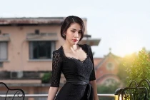 Thủy Tiên khoe vòng ba cong vút