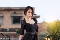 Thủy Tiên khoe vòng ba cong vút