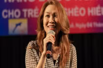 Mỹ Tâm lại khóc trong chuyến từ thiện ở Huế