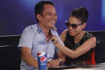 Thu Minh túm áo Anh Quân trên ghế nóng 