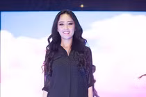 Mai Phương Thúy gây nóng với áo “không quần” lên sân khấu