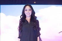 Mai Phương Thúy gây nóng với áo “không quần” lên sân khấu