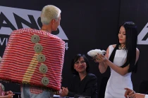 Thí sinh mang gà đến tặng Trương Ngọc Ánh