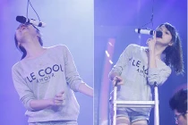 Hương Giang Idol vừa hát vừa chạy theo micro