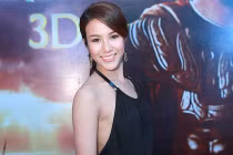 Diệp Lâm Anh lưng trần gợi cảm đi xem phim