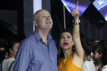 Thu Minh không quên làm nũng chồng dù ngồi ghế nóng