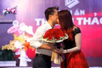 Thanh Thảo bối rối khi được bạn trai hôn giữa họp báo