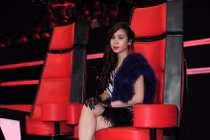 Lưu Hương Giang mất kiểm soát khi chọn trang phục ghế nóng