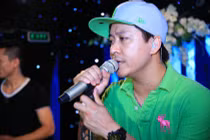 Tuấn Hưng giả teen đi tập hát