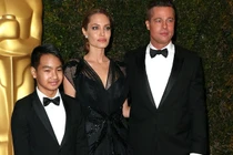 Angelina Jolie hạnh phúc bên con trai nhận Oscar nhân đạo