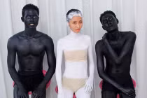 Thí sinh VN's Next Top Model bị phủ sơn toàn thân