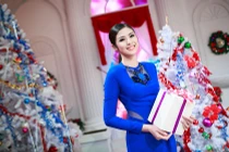 Ngọc Hân diện đầm xẻ sâu, lộ chân trắng muốt đêm giao thừa