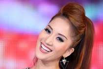 Khánh Thi cuốn hút với gu thời trang lạ mắt