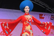 Thùy Dung khiến châu Âu sửng sốt với áo dài khăn đóng