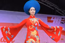 Thùy Dung khiến châu Âu sửng sốt với áo dài khăn đóng