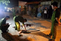 TP.HCM: Mâu thuẫn tiền nhậu, người đàn ông bị đá bất tỉnh