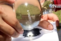Chuyện kỳ lạ nhất từng thấy: Đốt giấy bằng... nước