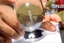 Chuyện kỳ lạ nhất từng thấy: Đốt giấy bằng... nước