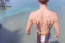 Liều lĩnh nhảy dù với 4 chiếc móc sắt xuyên… lưng