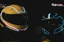 Độc lạ với mũ bảo hiểm phát sáng trong đêm