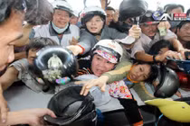 Người Việt có còn văn hóa xếp hàng không?