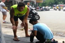 Sự thật phũ phàng: Đánh một đôi giày mất cả triệu đồng