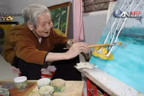 Cụ bà 95 tuổi vẽ 2.000 bức tranh đẹp mê hoặc