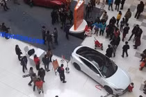 Bé 5 tuổi điều khiển xe ôtô gây tai nạn tại khu mua sắm