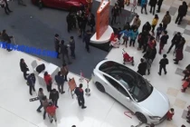 Bé 5 tuổi điều khiển xe ôtô gây tai nạn tại khu mua sắm