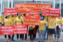 Chung cư Asa Light của Công ty Thái Bảo “chây ì”, khách hàng căng băng rôn đòi nhà