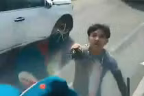 Đôi nam nữ chặn đầu xe, dùng kiếm chém nát kính xe tải