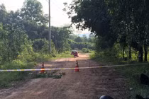 Tài xế taxi bị 2 thanh niên dùng dao kề vào cổ cướp tài sản ở Bình Dương