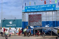 Dự án Swan Bay Đại Phước nợ lương, công nhân đình công, treo băng rôn đòi tiền