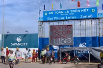 Dự án Swan Bay Đại Phước nợ lương, công nhân đình công, treo băng rôn đòi tiền