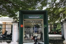 Đang rút tiền tại ATM, cô gái hoảng hồn bị gã trai dí vật này vào bụng