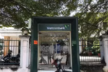 Đang rút tiền tại ATM, cô gái hoảng hồn bị gã trai dí vật này vào bụng