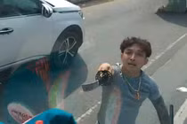 Vụ thanh niên dùng kiếm chặn đầu, chém nát kính ô tô bị xử lý sao?