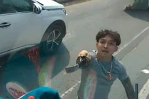 Vụ thanh niên dùng kiếm chặn đầu, chém nát kính ô tô bị xử lý sao?