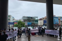 Hàng trăm nhà cung ứng phản đối Central Group vì ngưng nhập hàng may mặc Việt.