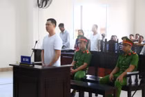 Chồng trút mưa dao lên vợ vì thấy nói chuyện với trai lạ